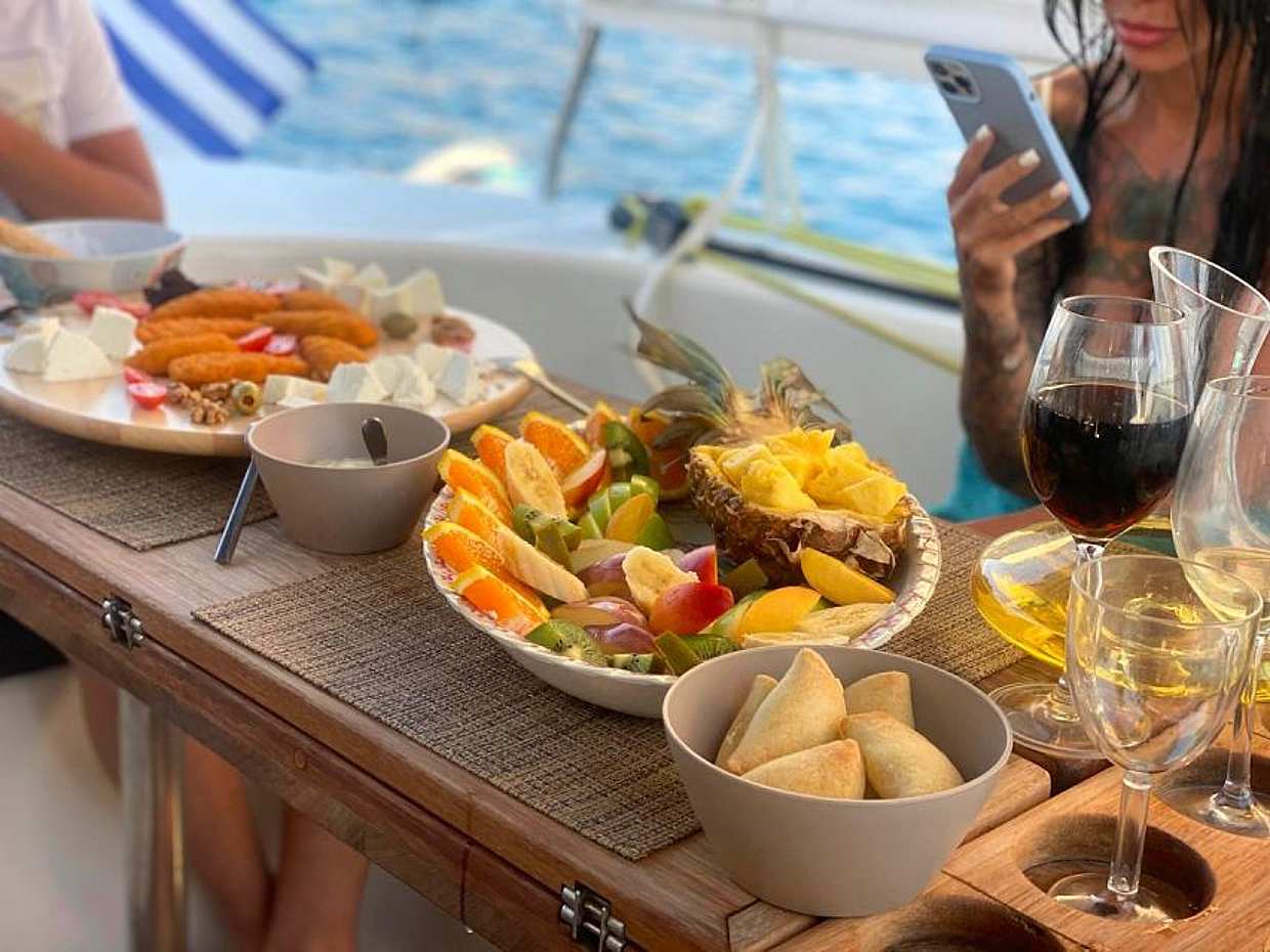 Rethymno: Luxury Sunset Cruise with Dinner and Drinks in Greece, photo 2