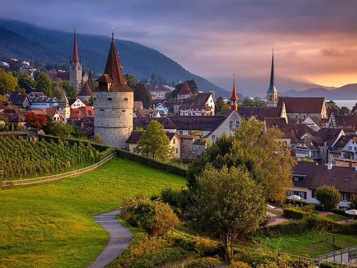 Privater Transfer von Lugano nach Zürich, 2 Std. Halt in Zug, Schweiz