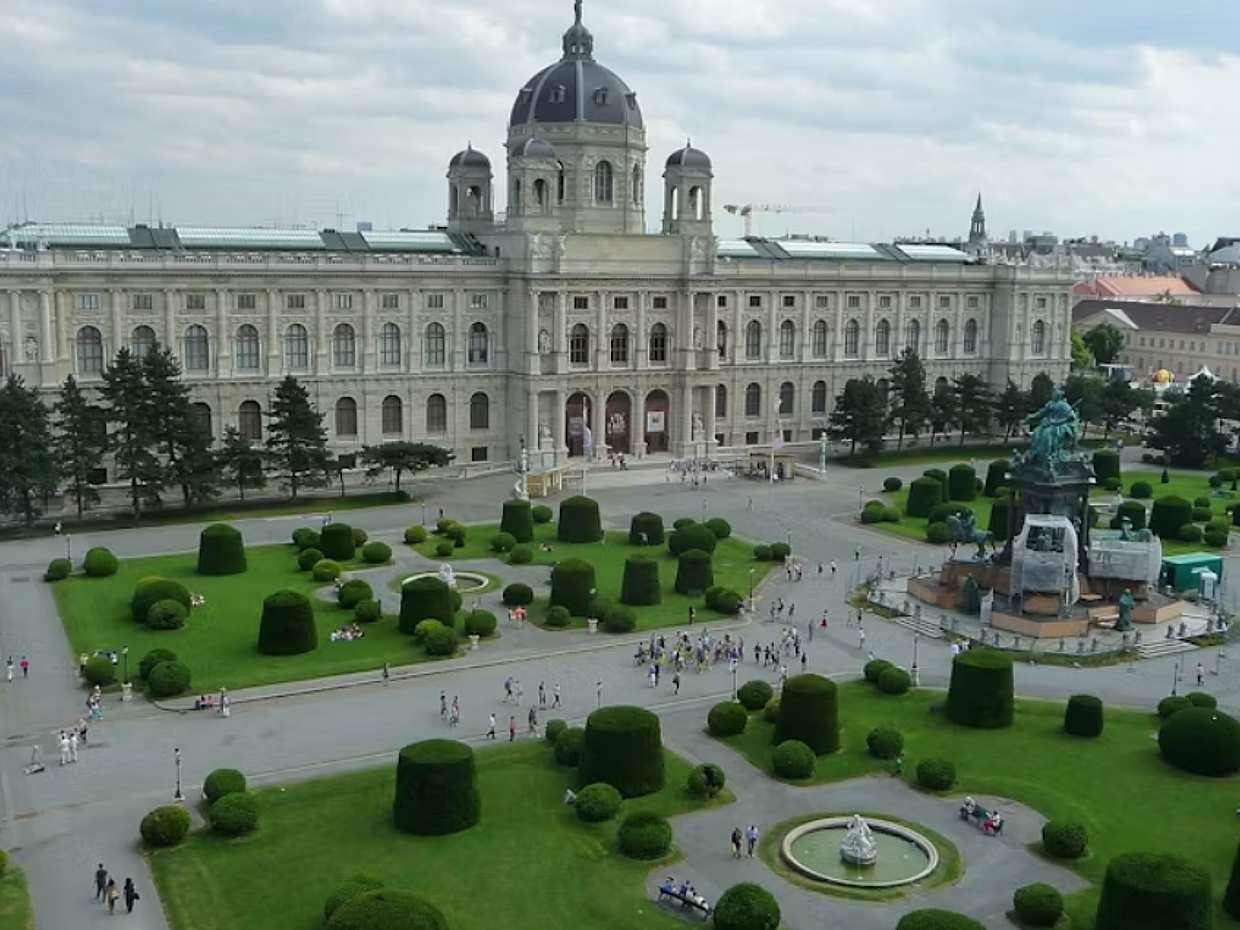 Vienna, City of Many Pasts: Guided City Tour with a Friendly Historian in Austria, photo 2