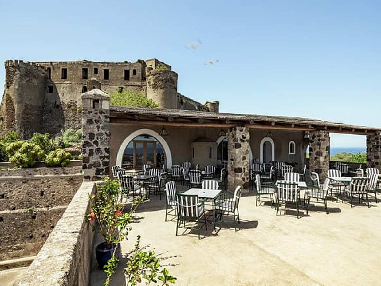 From Naples: Aragonese castle with Hydrofoil transfer
