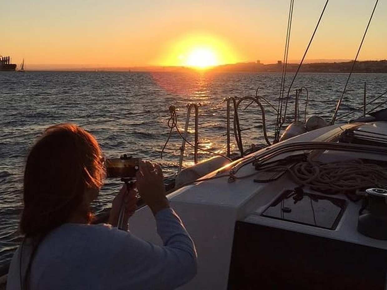 "Cascais Luxus Sonnenuntergang Private 2-stündige Kreuzfahrt mit einem Begrüßungsgetränk in Portugal", photo 4