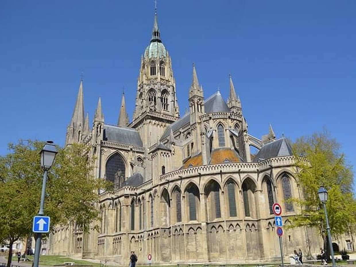 Private day trip from Paris to Bayeux, English speaking driver in France