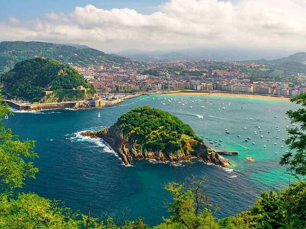 Private transfer: Barcelona to San Sebastian, 2h Stop in Pamplona in Spain