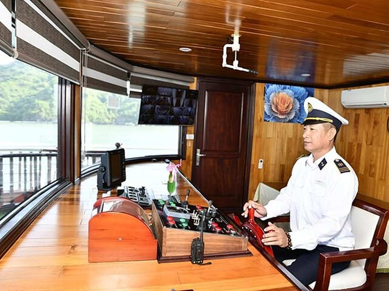 Sapphire Cruise Luxury Halong Bay Cruise Seaview Balcony Cabin, photo 3