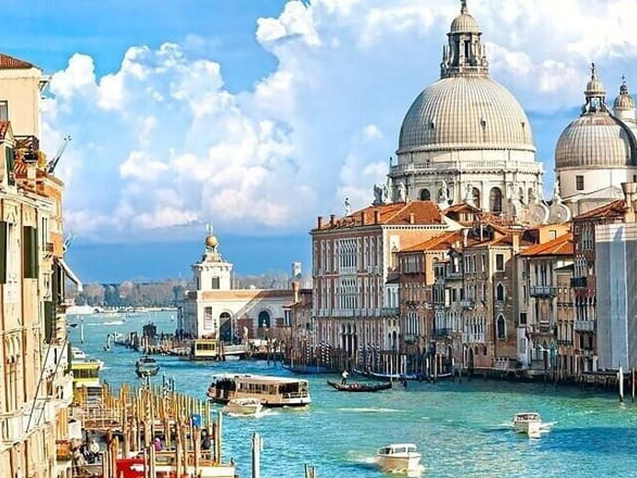 Venice Full-Day Tour from Milan with Boat Cruise Across the Canal