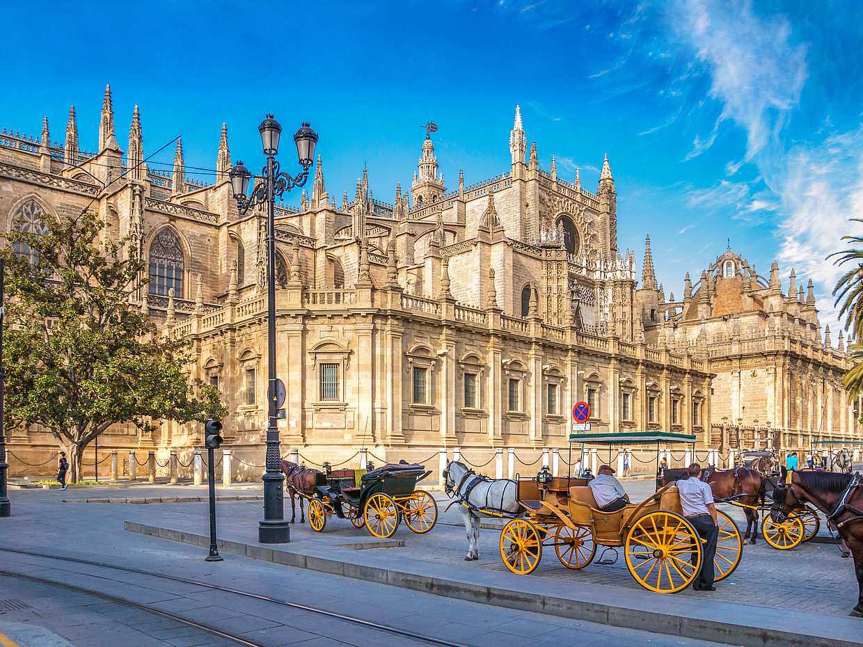 Colonial America Walking Tour in Seville
