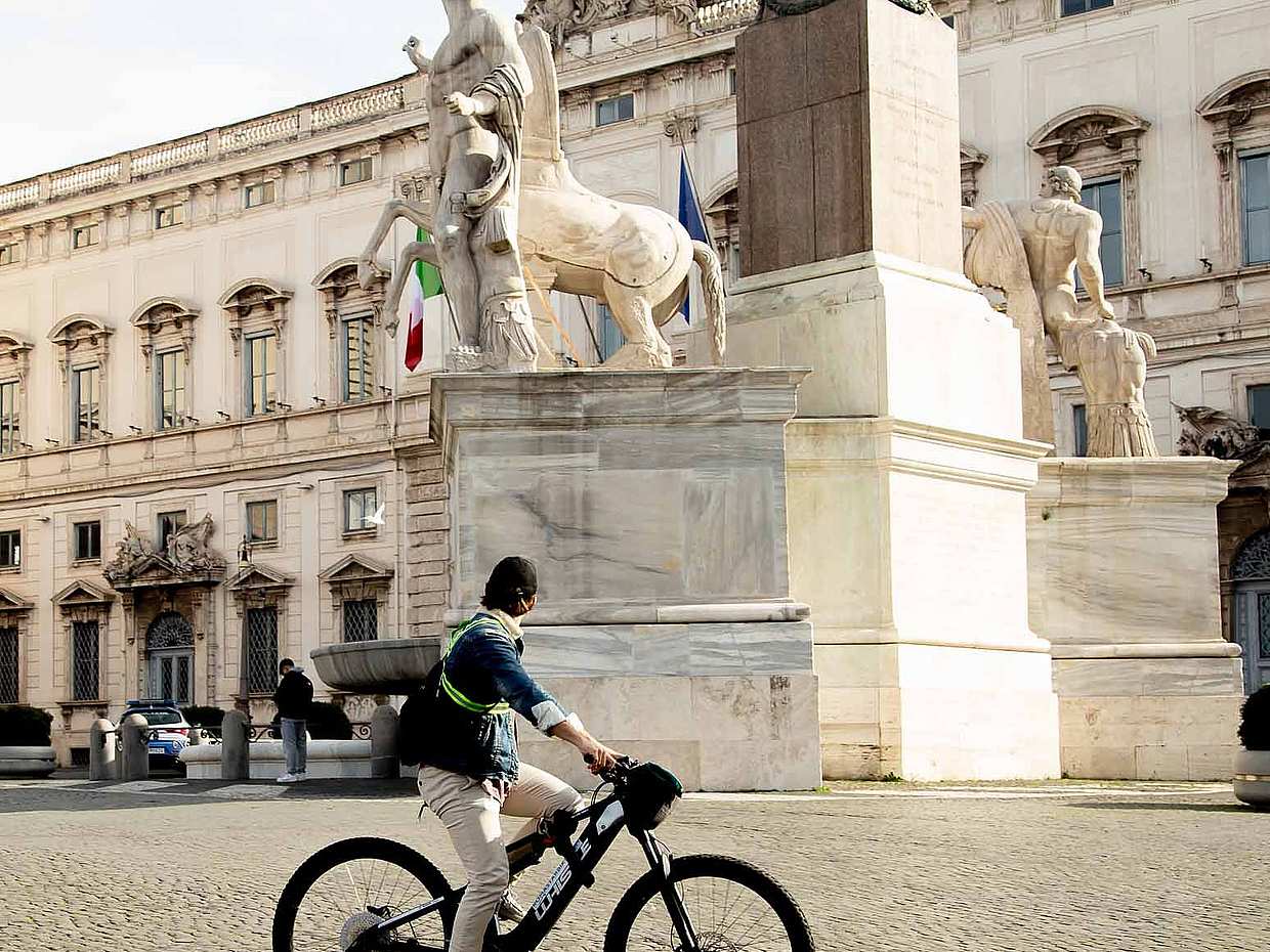 Half-Day WOW Rome Highlights Bike Tour with Skip-the-Line Colosseum Guided Visit in Italy, photo 3