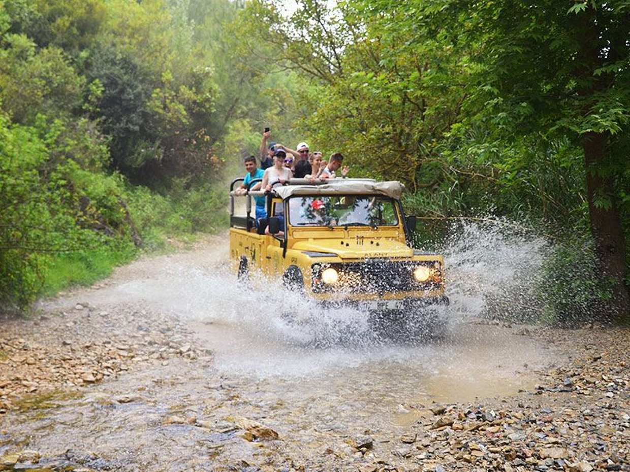 Wycieczka Jeep Safari w górach Taurus z lunchem nad rzeką Dimçay w Alanyi w Turcji.
