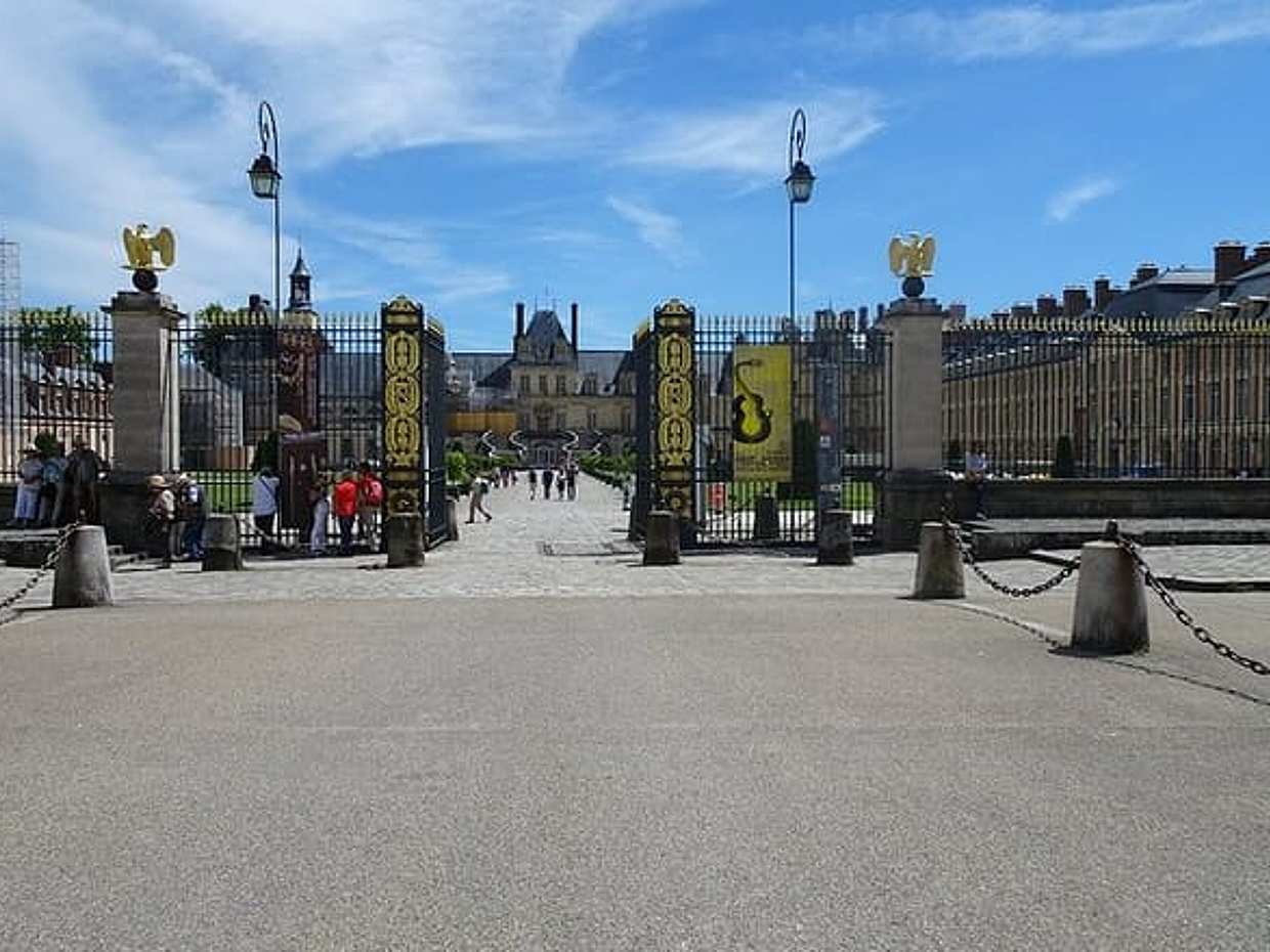 Private day trip from Paris to Fontainebleau with a local driver in France, photo 3