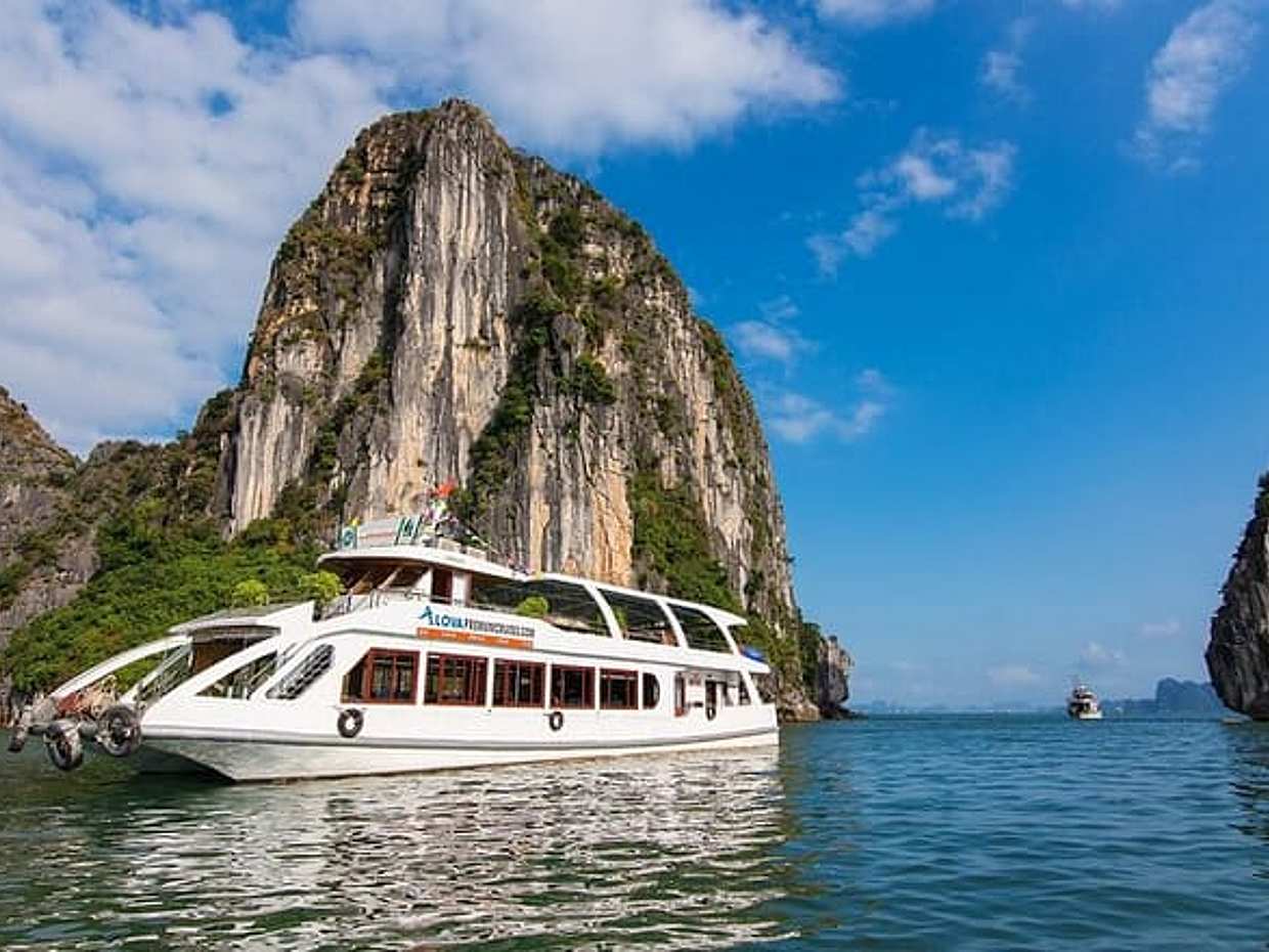 BEST SELLER - Halong Alova Day Cruise: Buffet, Kayaking and Cave