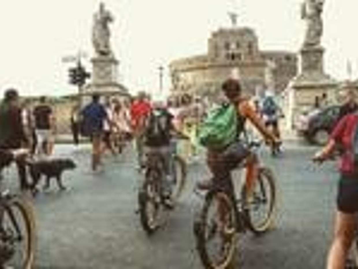 Rome by Night City Bike Tour with Sunset, Views and Evening Lights | Upgrade available: Pizza Night, photo 3
