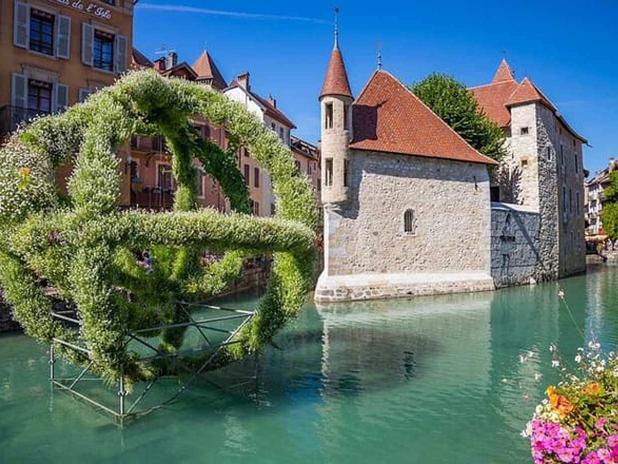 Private transfer from Geneva to Genoa with 2h stop in Annecy