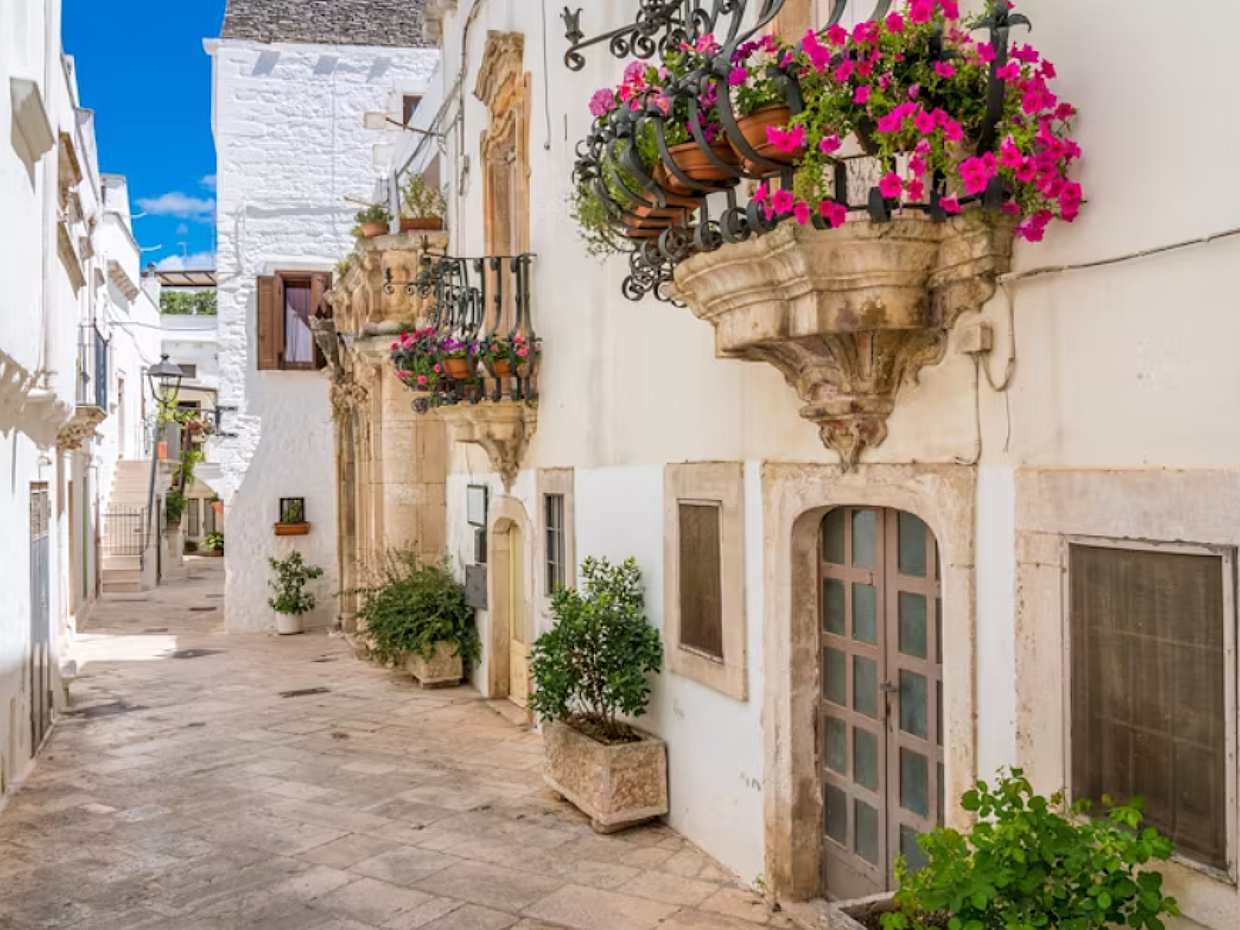 Alberobello, Martina Franca and Locorotondo Guided Tour from Bari in Italy