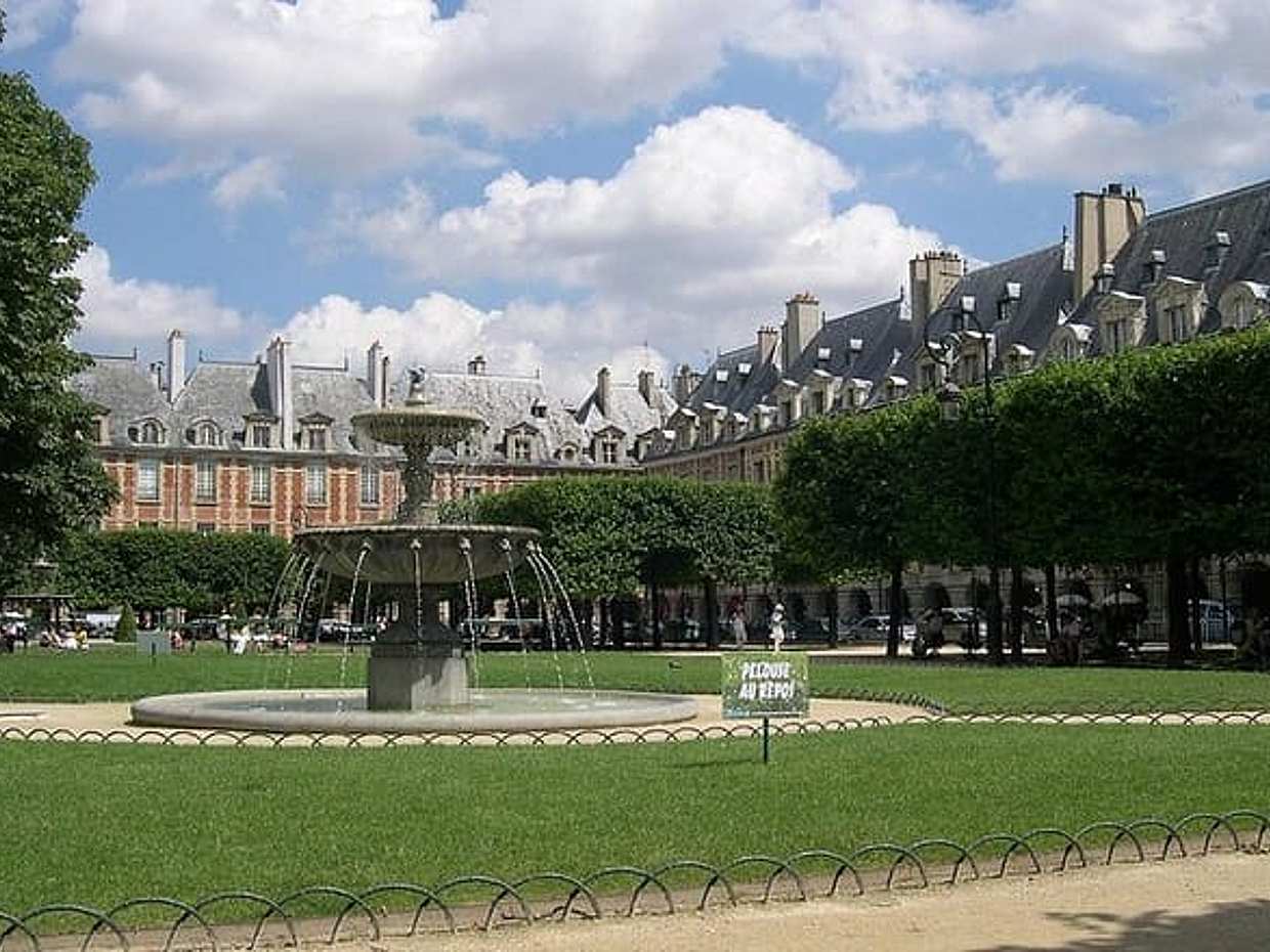 Paris Le Marais Historical Walking Tour with Wine and Cheese Tasting, photo 3