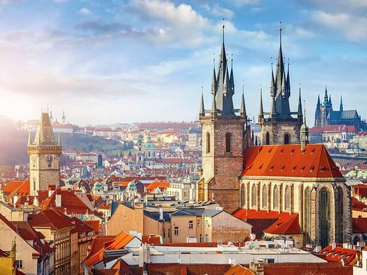 Private transfer from Passau to Prague, 2h Stop, Local driver