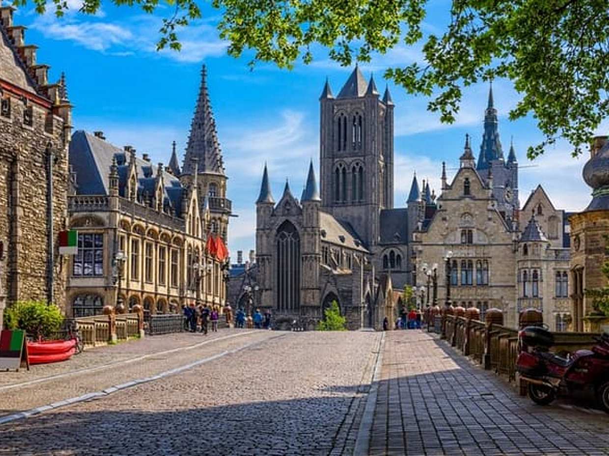 "Gra terenowa Lottery Hunt w historycznym Gandawie, Belgia"