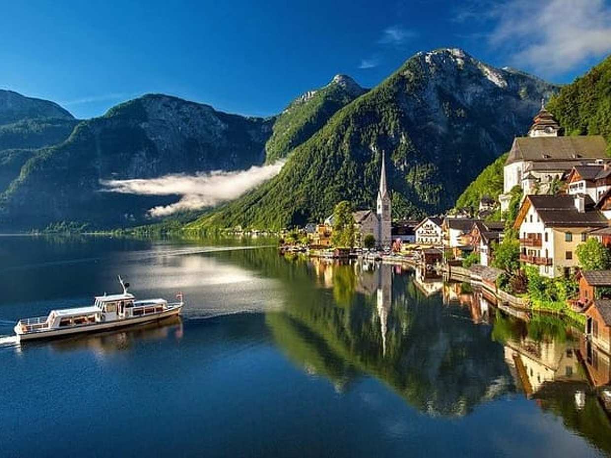 Private transfer from Vienna to Salzburg with 3h Sightseeing stop in Hallstatt