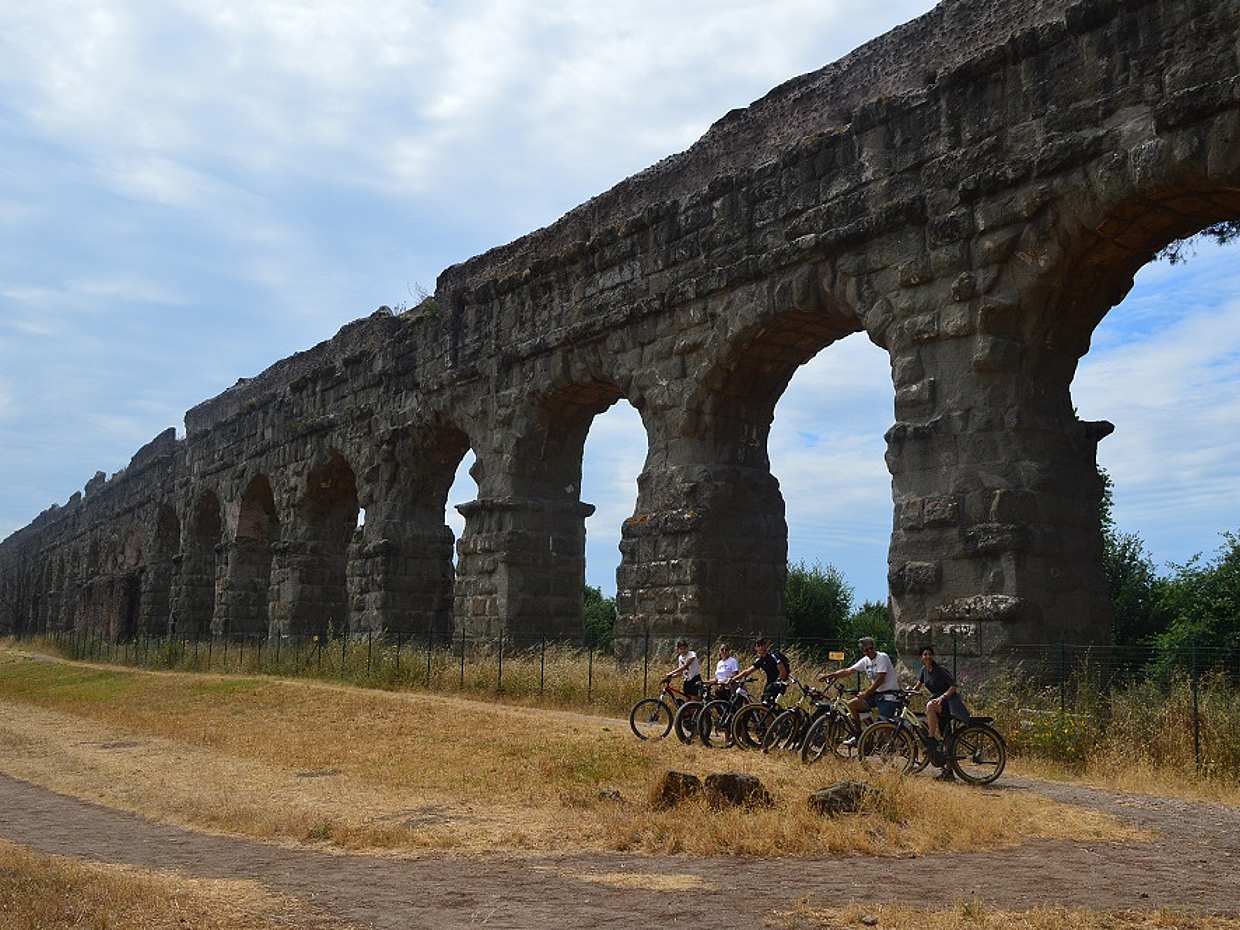 Deluxe Appian Yolu Bisiklet Turu, Katakomp Ziyareti, Geleneksel Öğle Yemeği ve İtalya, Roma'da Su Kemeri Turu
, photo 3