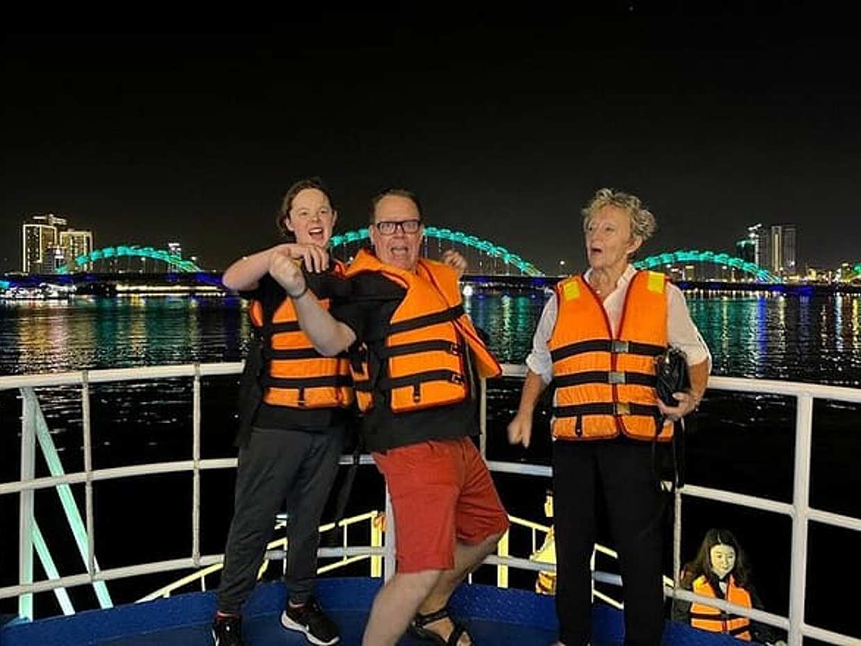 "Prywatna Nocna Wycieczka po Da Nang: Targi, Malownicze Widoki i Rejs po Rzece w Wietnamie", photo 4