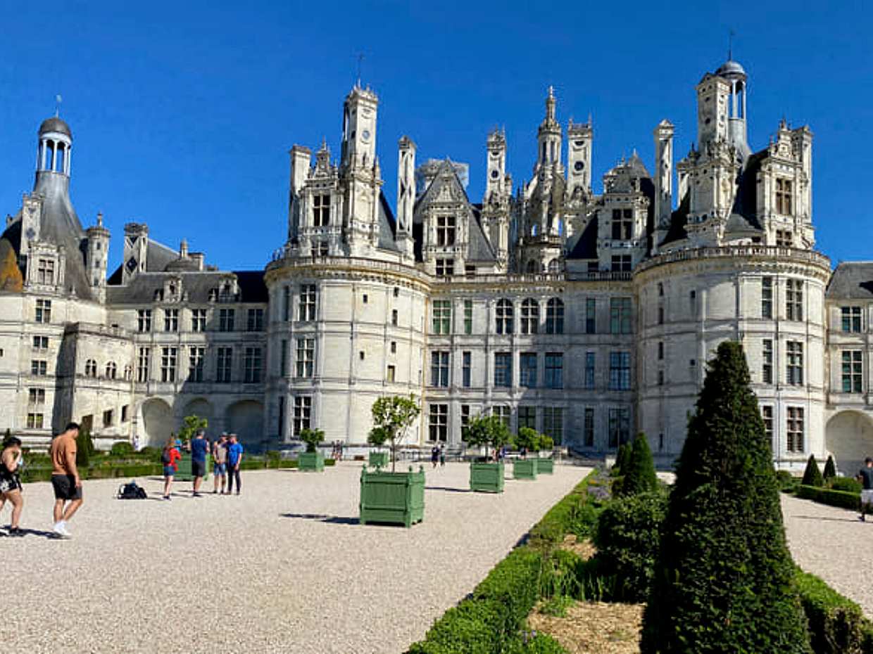 Live Guided Chenonceau, Chambord, Amboise Castles trip from Paris.