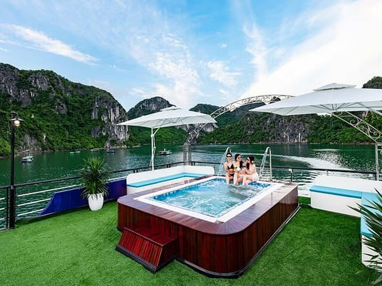 Halong 5star Cruise Day Tour with Jacuzzi, Buffet and Kayaking, photo 3