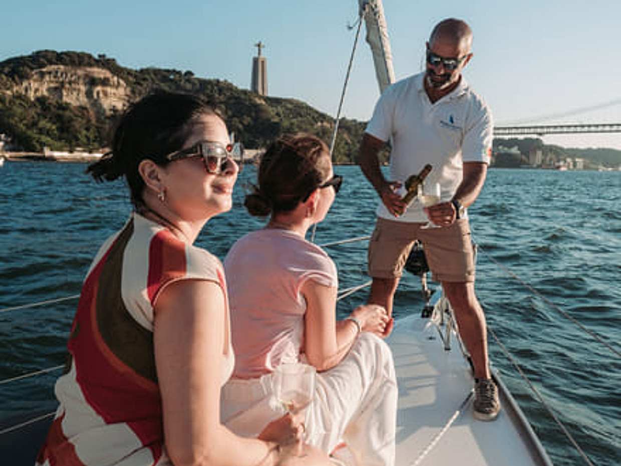 "Lissabon Segel- & Weintour 2 Stunden private Bootstour in Portugal, Lissabon"