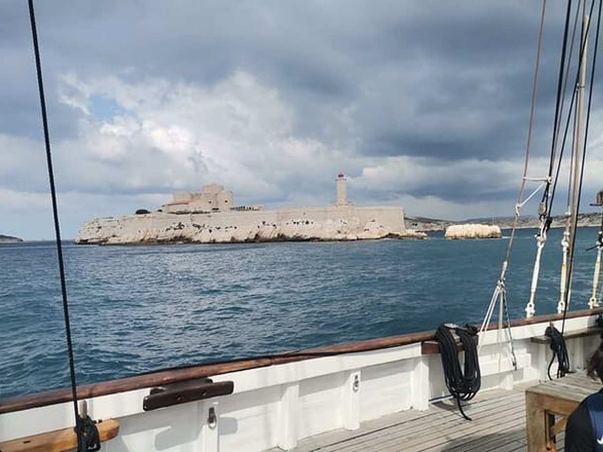 Discovery of the coves of the Blue Coast by boat