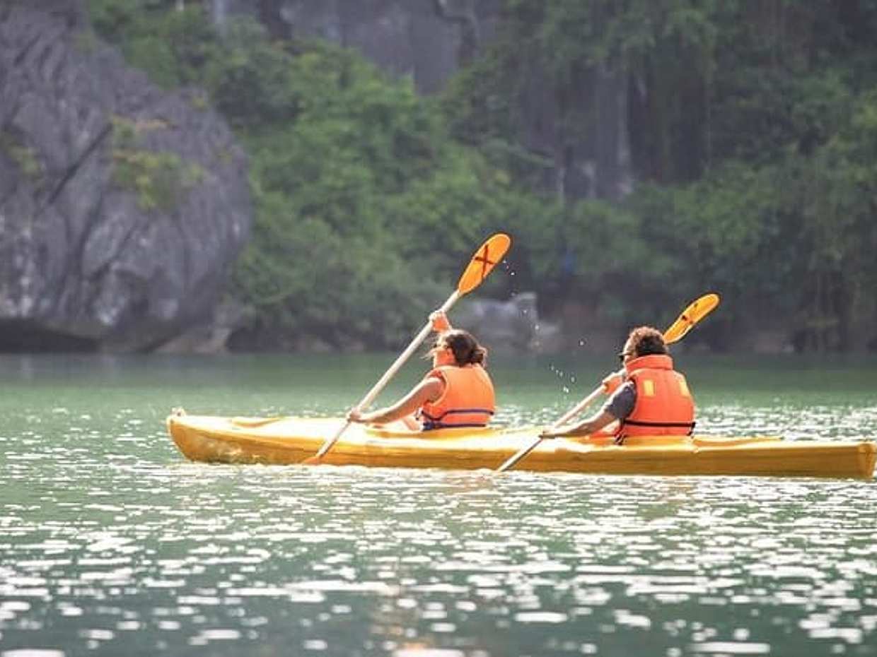 Hanoi: Halong Bay Luxury Hercules Cruises, Buffet & Sunset Party, photo 2