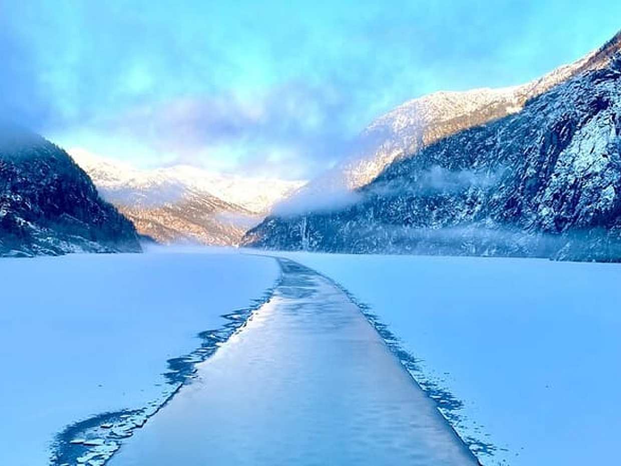 Private Ice-bathing yacht cruise to the Fjords