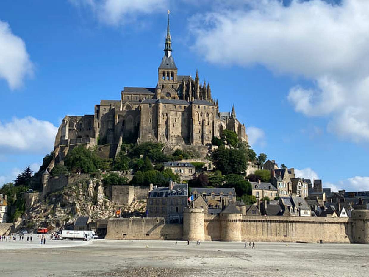 Mont Saint-Michel Small-group by Minivan from Paris with Calvados.