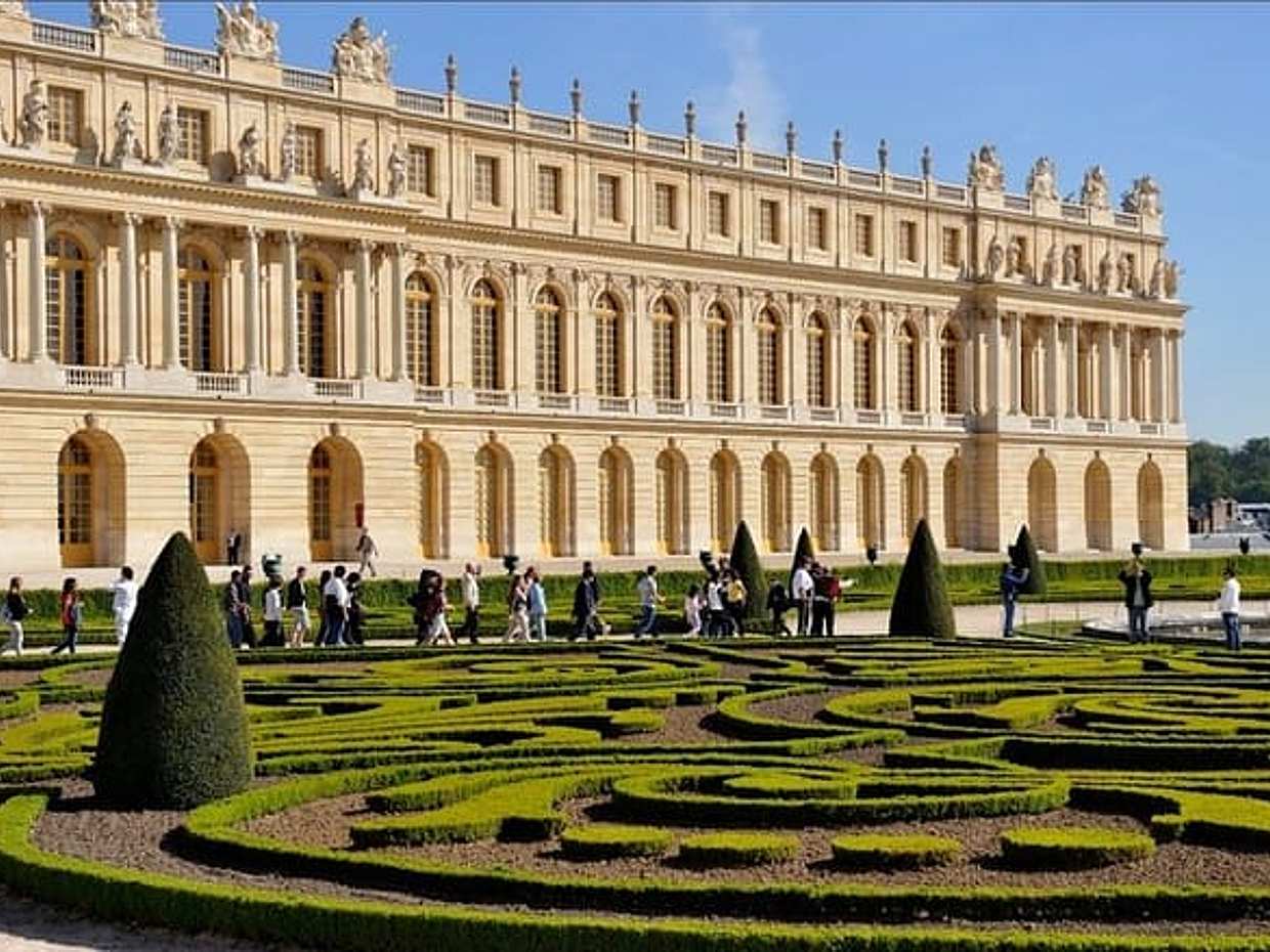 Private Full Day Paris trip including Louvre and Versailles with Pickup in France