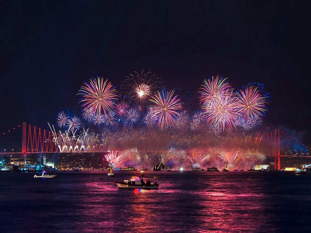 Istanbul New Year's Eve Premier Dinner Cruise on the Bosphorus-2022, Türkiye