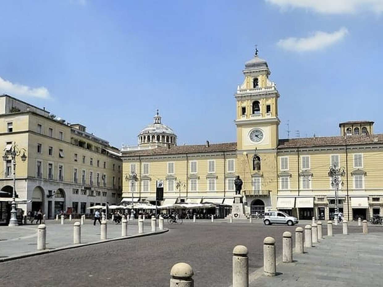 Private Transfer From Milan To Parma With a 2 Hour Stop