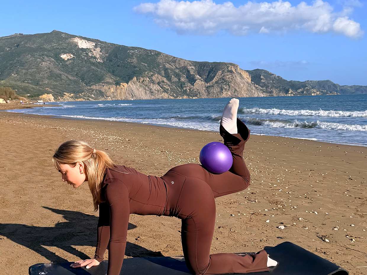 Pilates na Praia de Zakynthos na Grécia, Zakinthos.