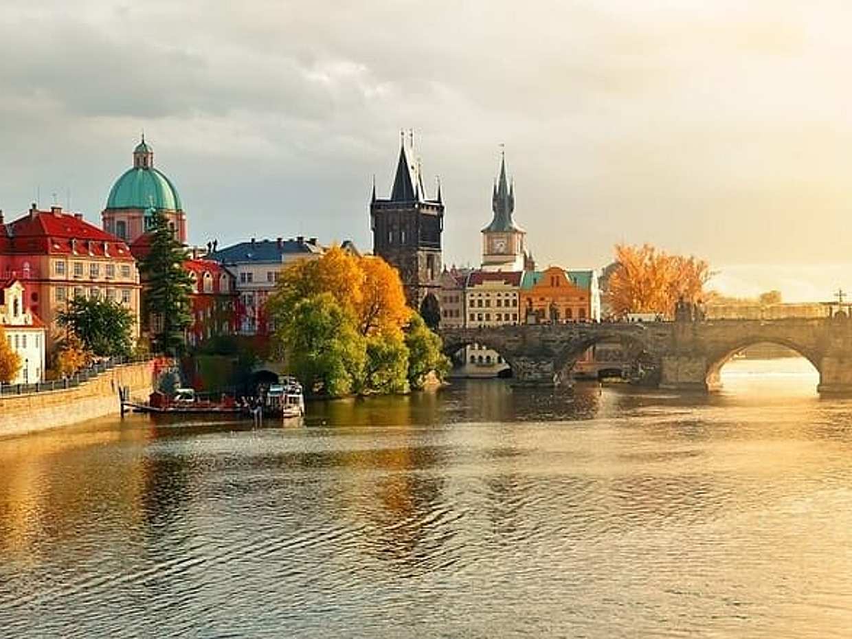 Private day trip from Vienna to Prague and back, in English in Austria