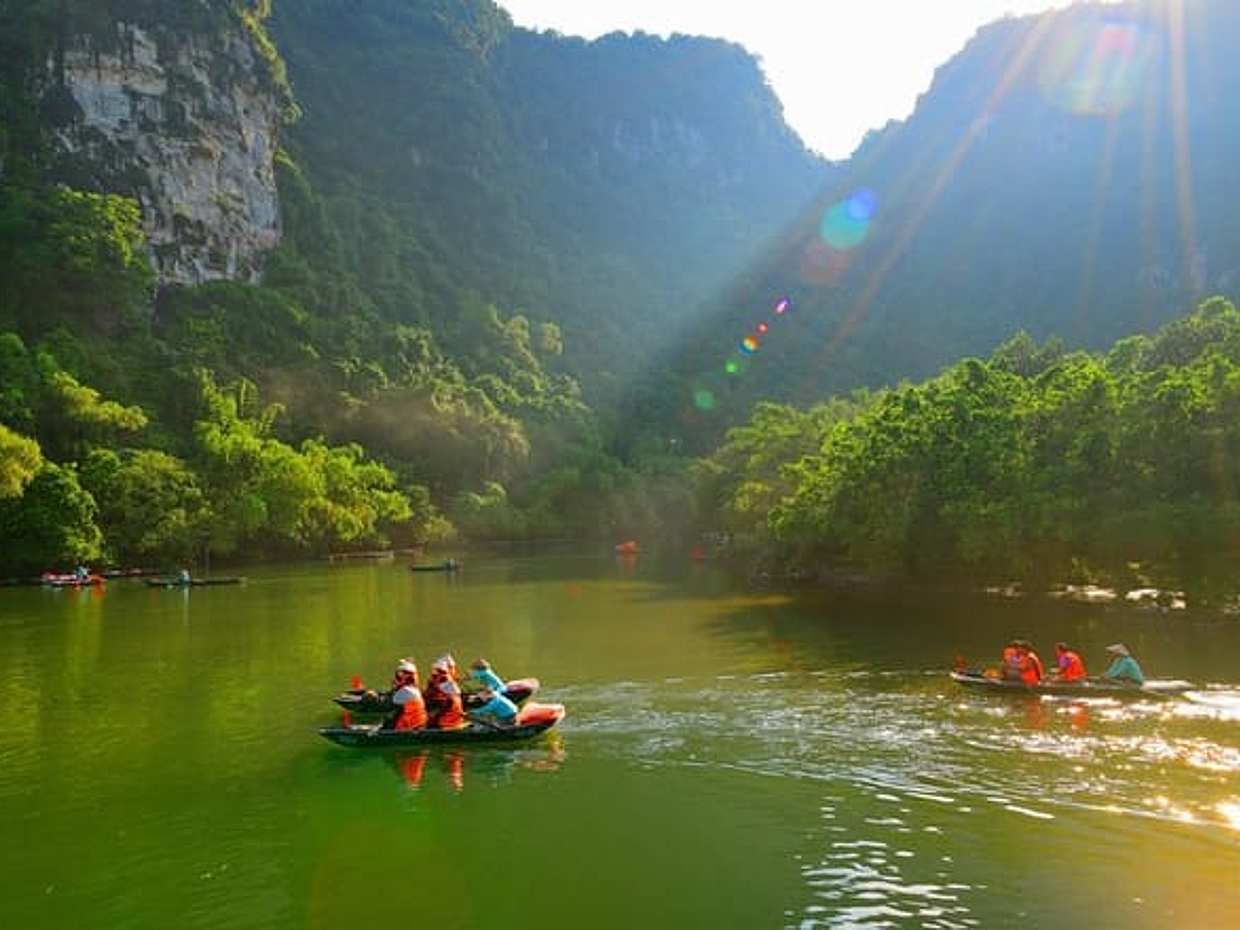 Private Day Tour from Hanoi: Bai Dinh Pagoda & Trang An Grottoes, photo 3