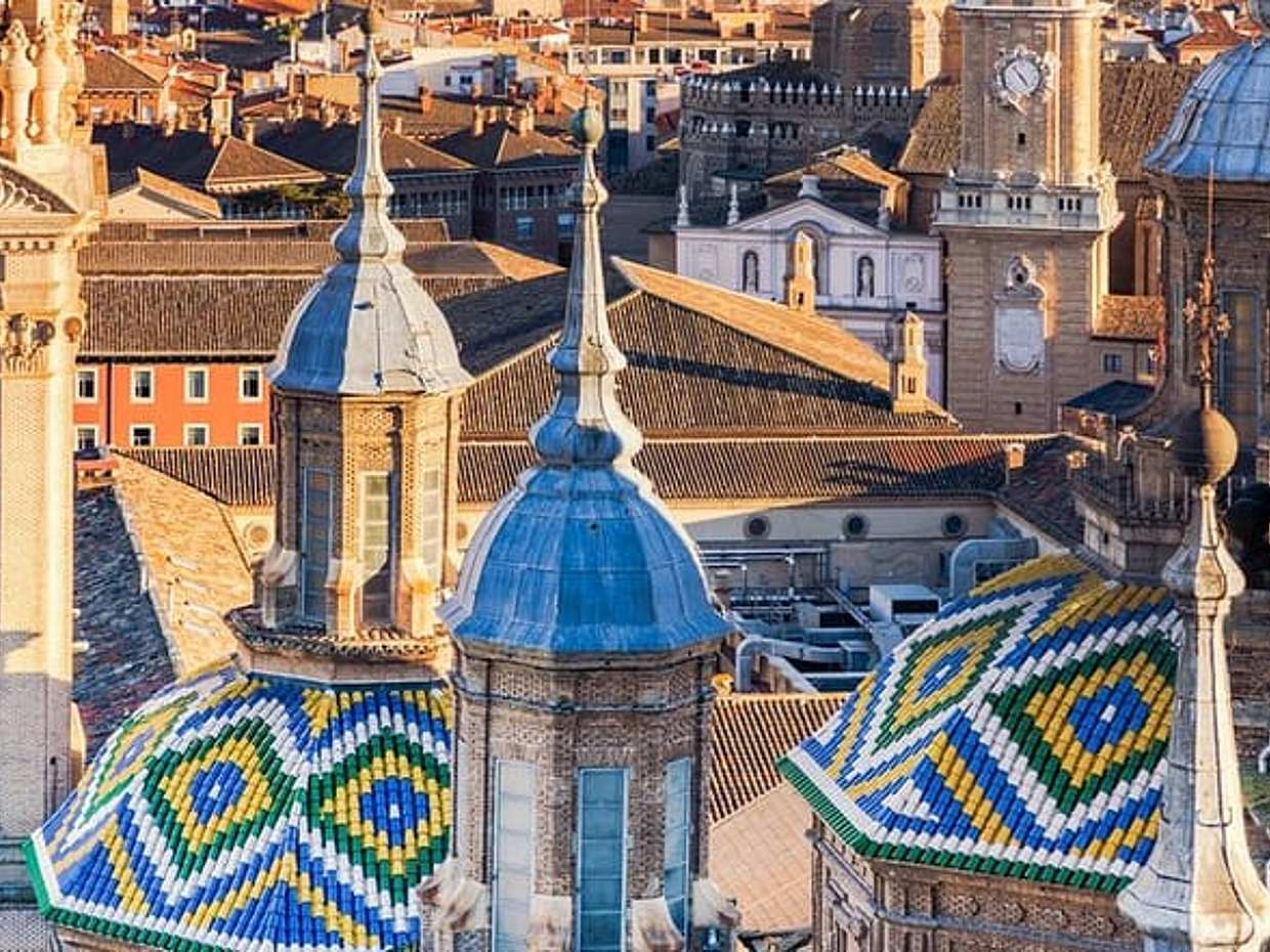 "Tour a pie autoguiado y búsqueda del tesoro en Zaragoza, España"