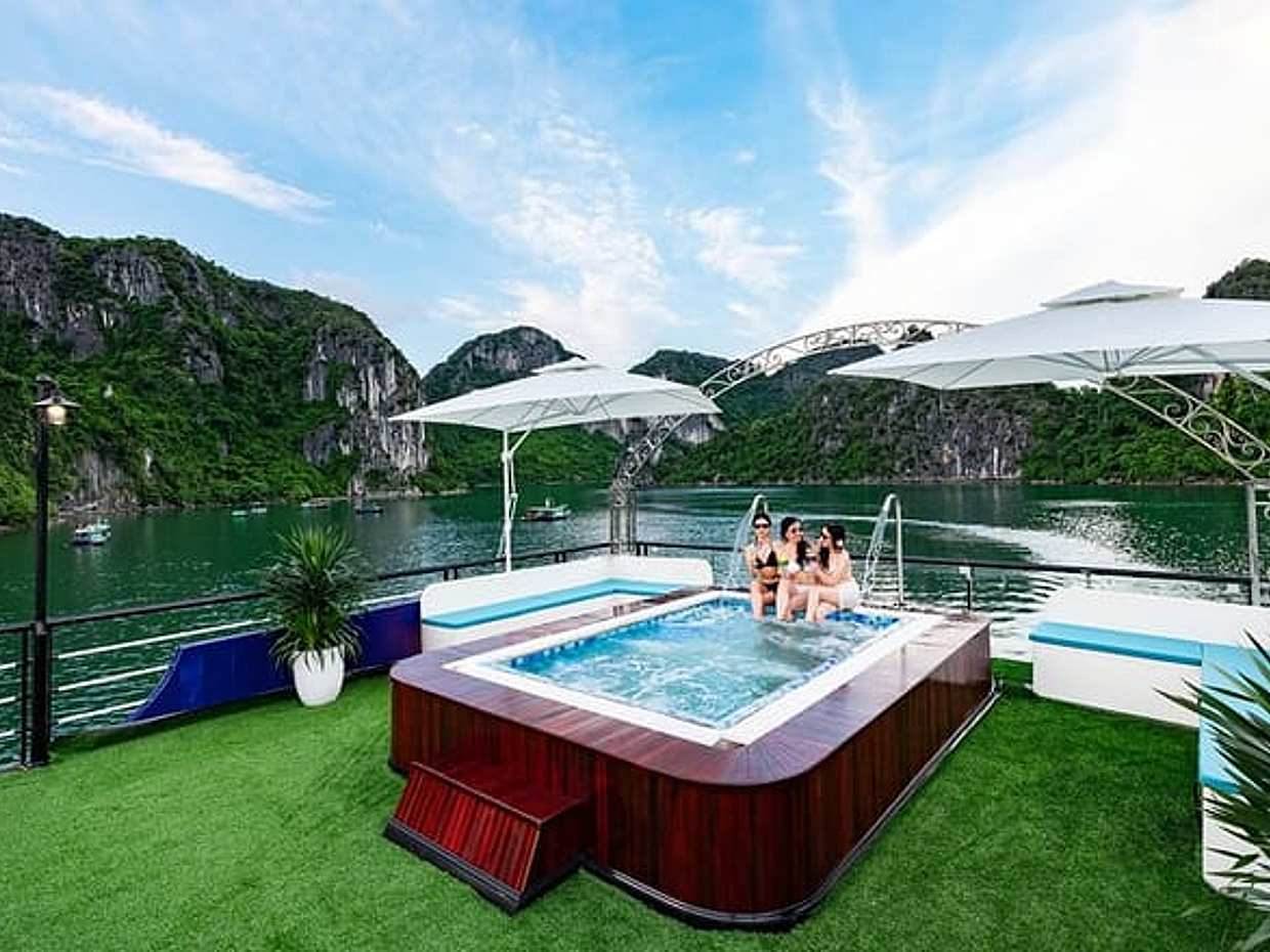 Halong Bay Day Cruise from Hanoi: Buffet, Jacuzzi & Scenic Views, photo 4