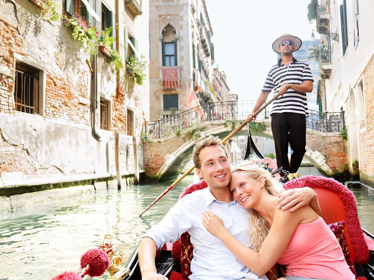 Innanzitutto, ecco il testo che mi hai fornito: "Falling in Love in Venice - Private Gondola Ride for Couples in Italy".

Ed ecco la traduzione in italiano, mantenendo tono, stile e struttura dell'originale:

Innamorarsi a Venezia - Giro Privato in Gondola per Coppie in Italia
