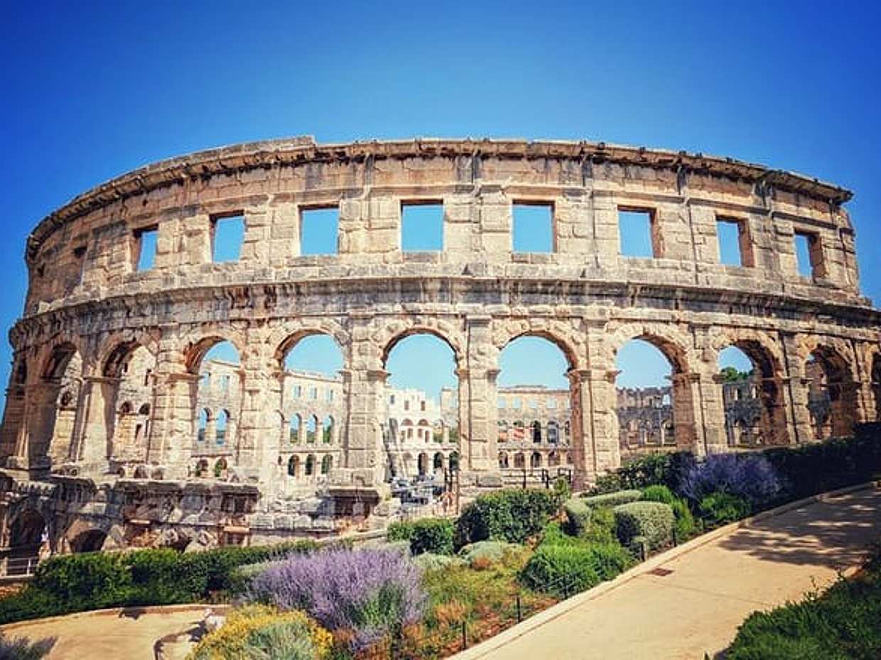 Private direct transfer from Zagreb to Pula with a local driver in Croatia
