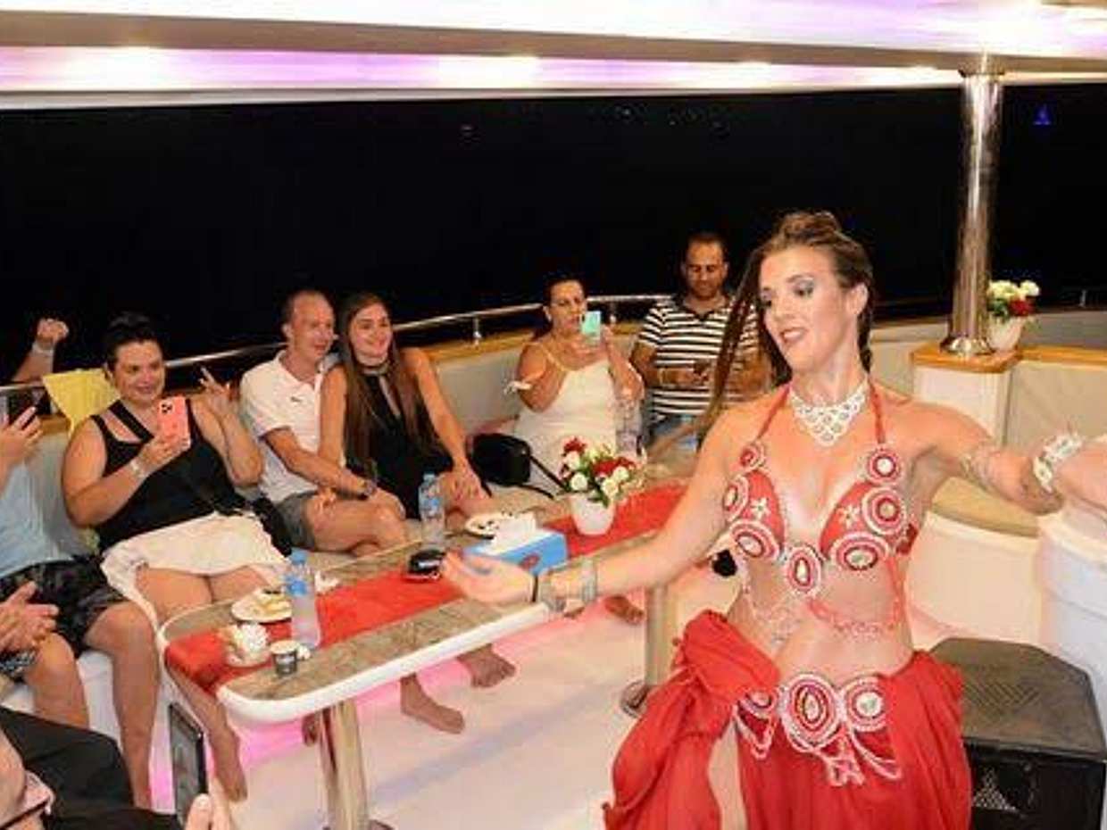 Sharm el Sheikh bij Nacht Diner op Jacht met Buikdanseres Show in Egypte, Sharm El-Sheikh
