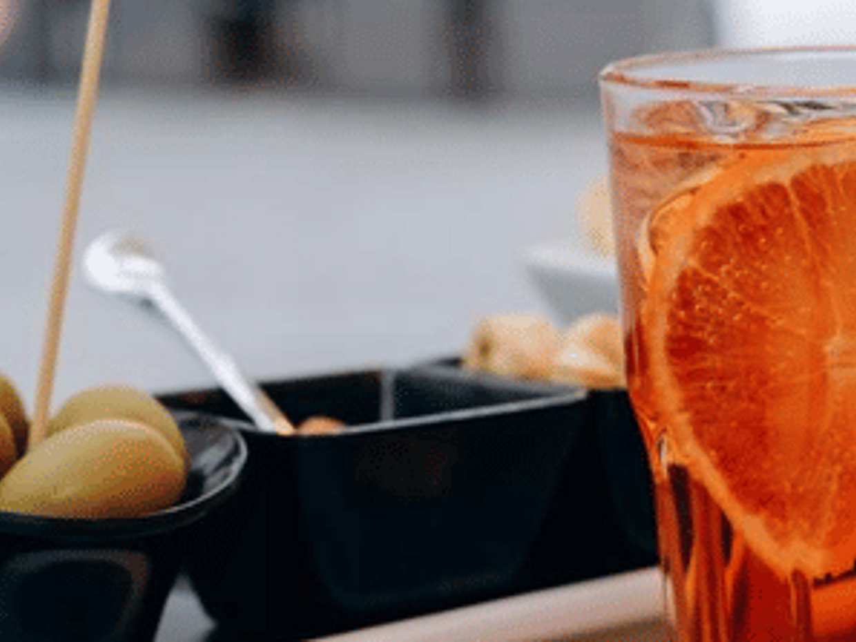 Milan Evening Tour: Aperitivo, Tram Ride & Dessert