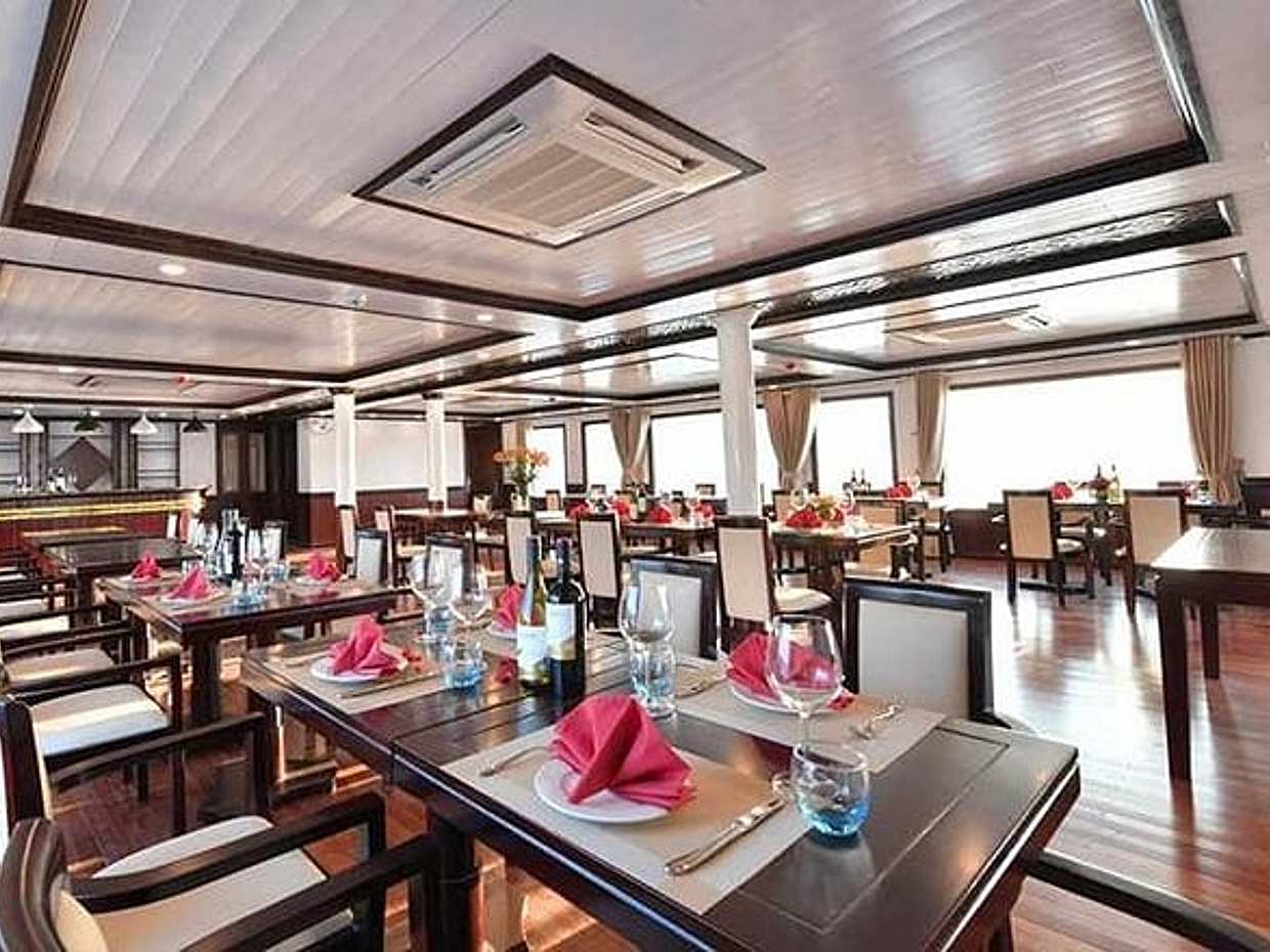 Sapphire Cruise Luxury Halong Bay Cruise Seaview Balcony Cabin, photo 5