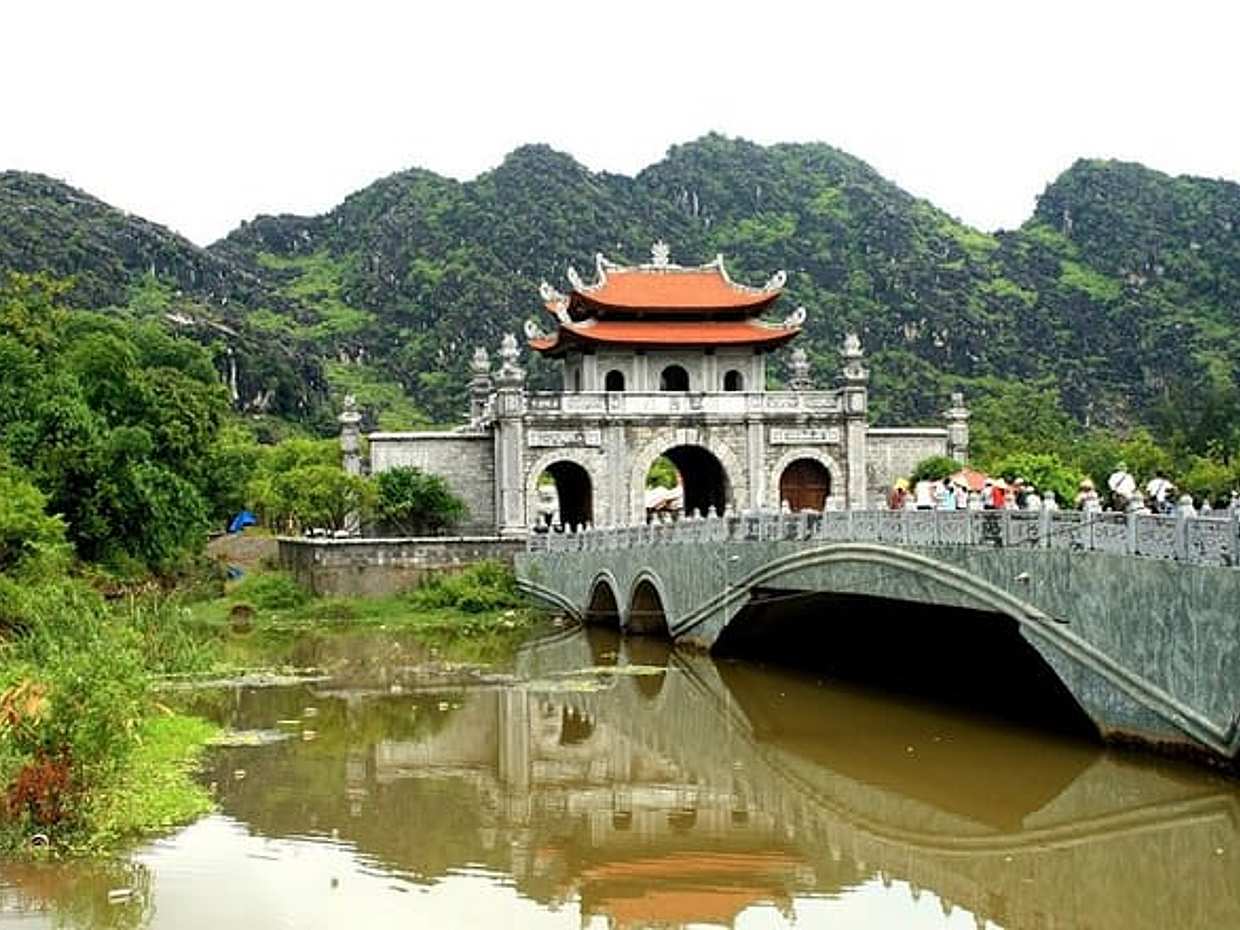 Luxury Ninh Binh Day Tour: Hoa Lu, Tam Coc & Mua Cave From Hanoi in Vietnam, Hà Nội, photo 5