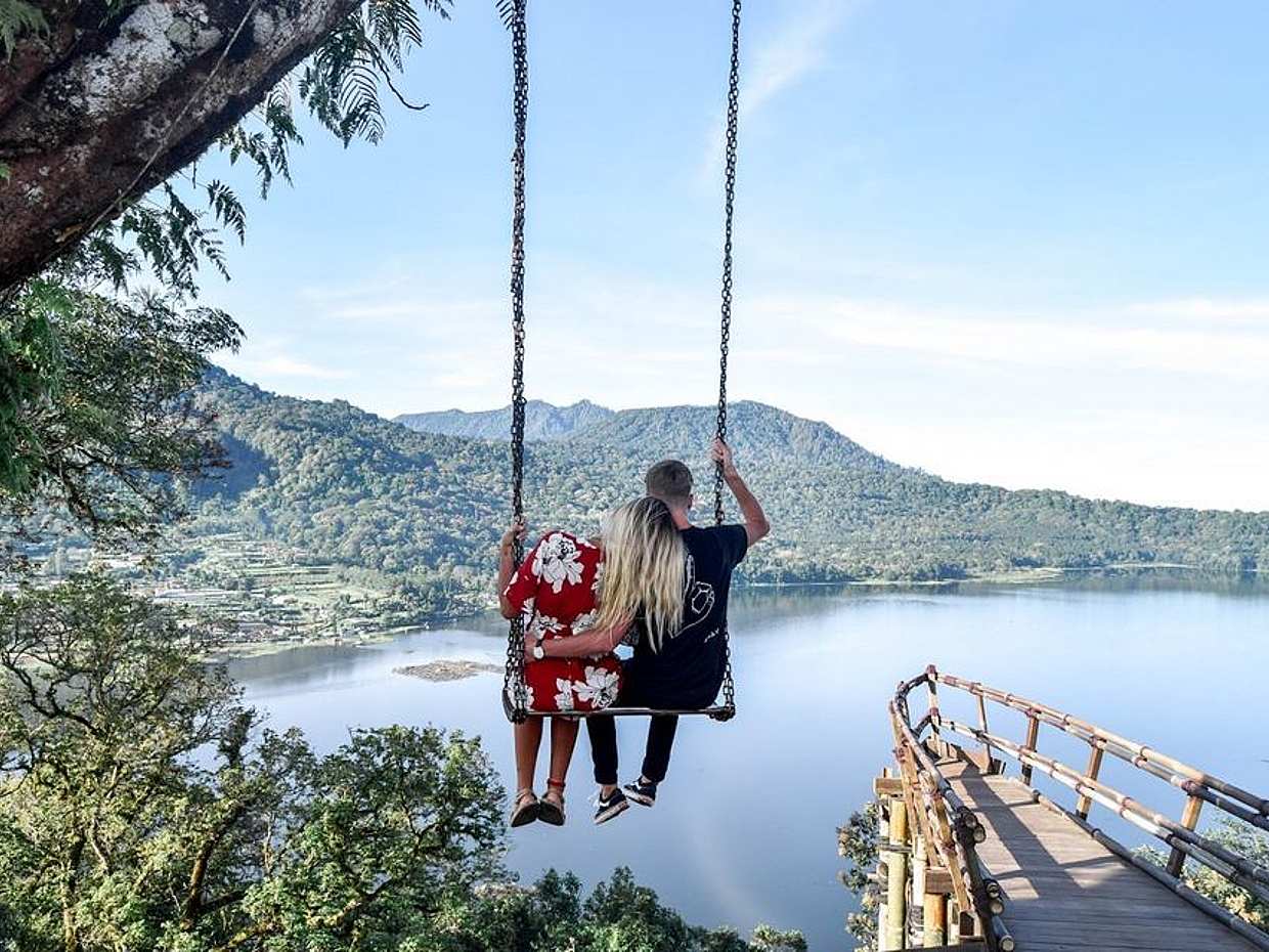 Encanto del Norte: Lago Bratan, Puerta de Handara, Cascada y Columpio en Indonesia
