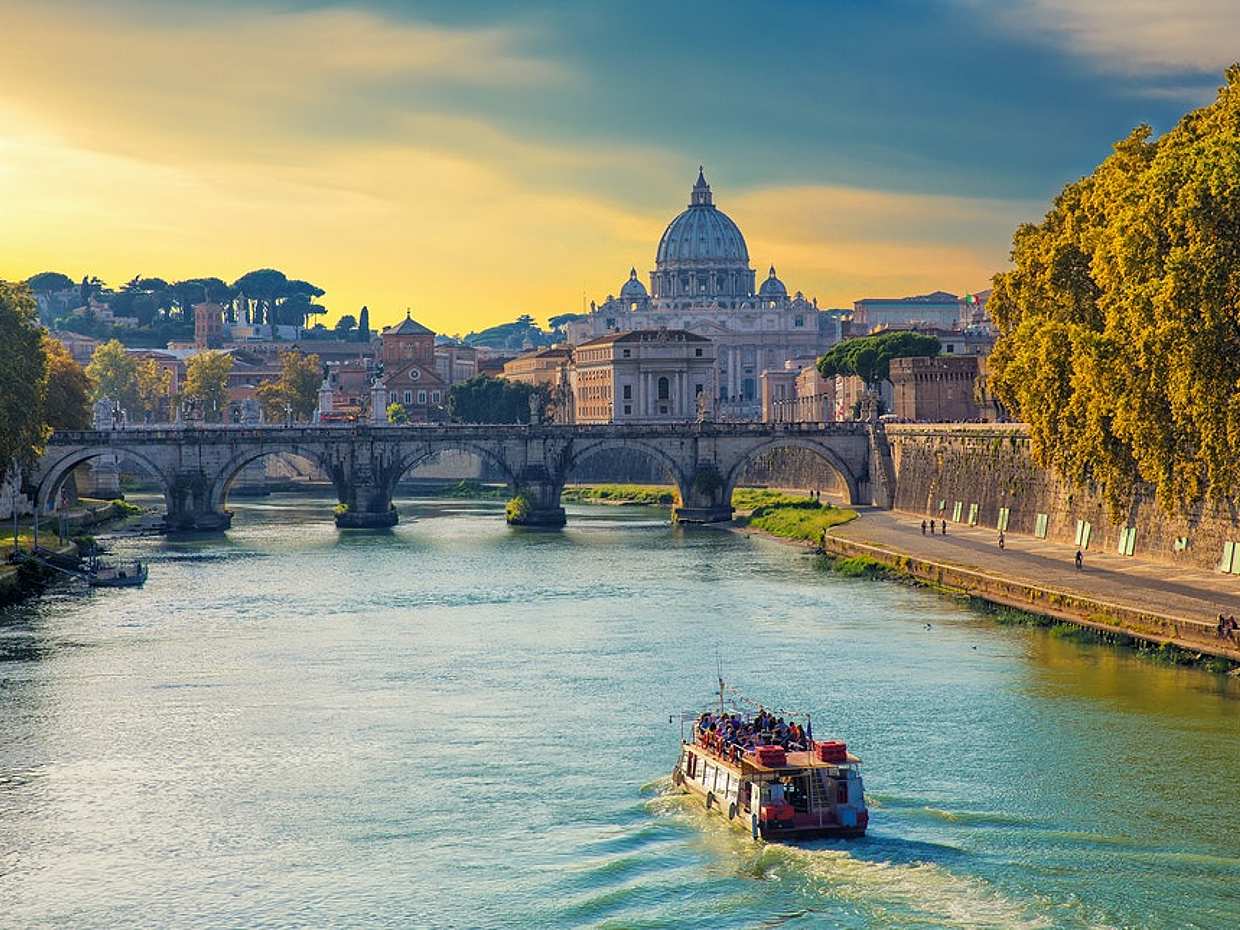 Wine and Aperitif Cruise in Italy, Rome