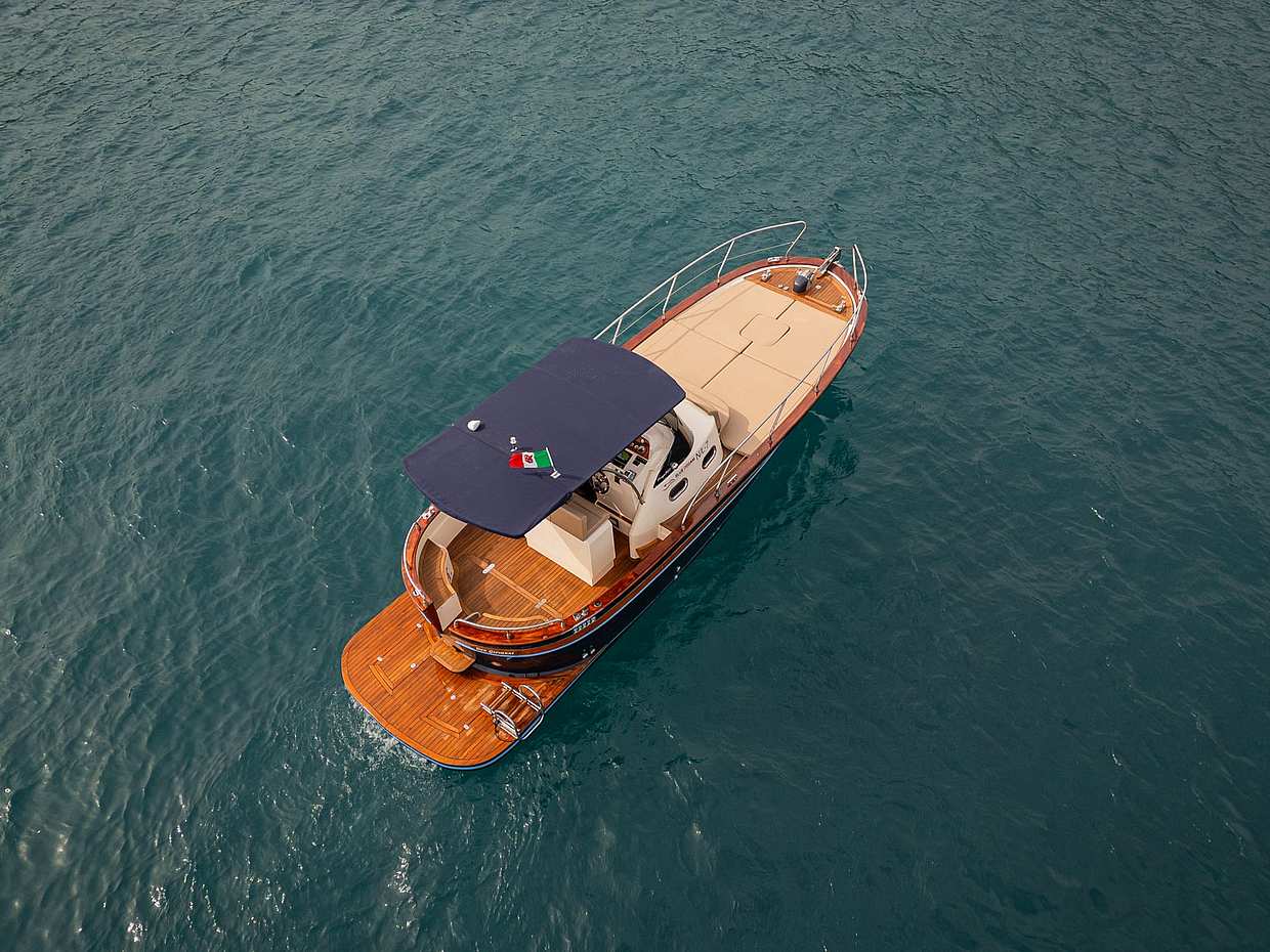 ดูและล่องเรือไปตามชายฝั่ง Amalfi จากเนเปิลส์ในอิตาลี

