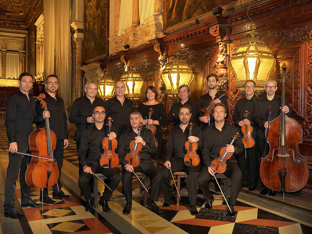 Descubra la vibrante historia que encierran las paredes de esta iglesia veneciana. La iglesia de San Vidal, una impresionante catedral barroca ubicada en Venecia (Italia), es famosa por sus conciertos de música clásica, que incluyen interpretaciones magistrales de las obras de Vivaldi.