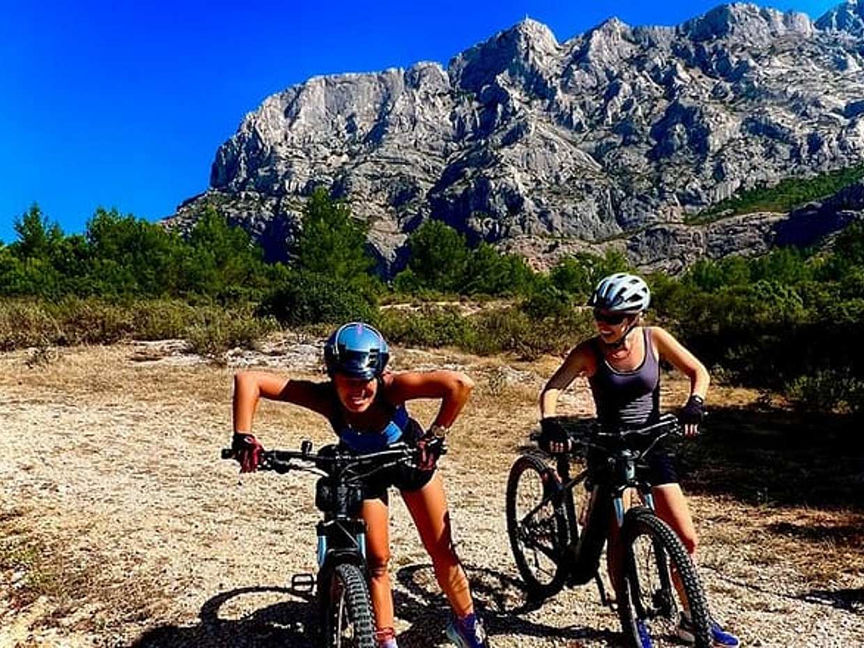Riding eMTBs, let yourself be guided through Cezanne's landscapes, photo 5