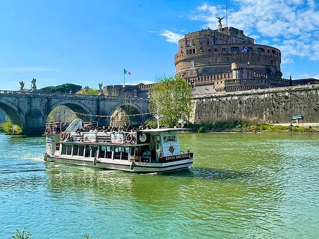 Rome Colosseum Self Audoguided Tour and Tiber River Boat Ride